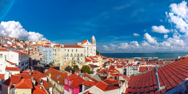 阳光明媚的下午葡萄牙里斯本Alfama老城最古的区Alfama全景IgrejadeSantoEstevao与葡萄牙里斯本的Igr图片