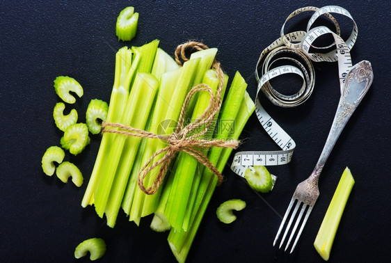 黑桌上的芹菜秆图片