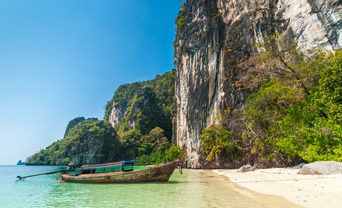 泰国克拉比省HongIsland海滩上的传统泰国机动船图片