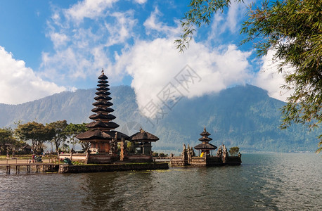 印度尼西亚巴厘布拉坦湖上的PuraUlunDanu寺庙图片