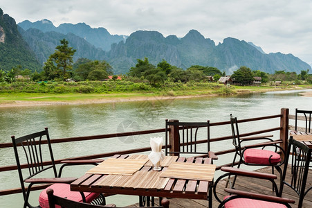 南松河视图老挝万维昂的饭桌图片