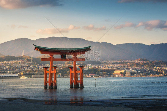 岩岛神庙附近的宫Miyajima大浮门OTorii的日落景OTorii图片