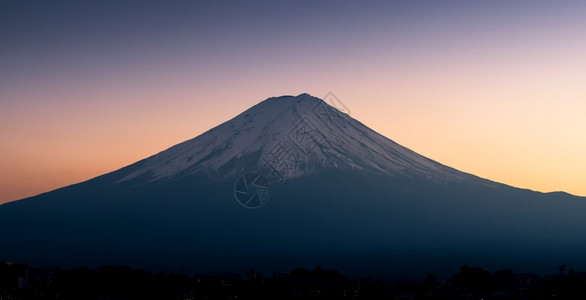 日落时的藤山和川口湖图片