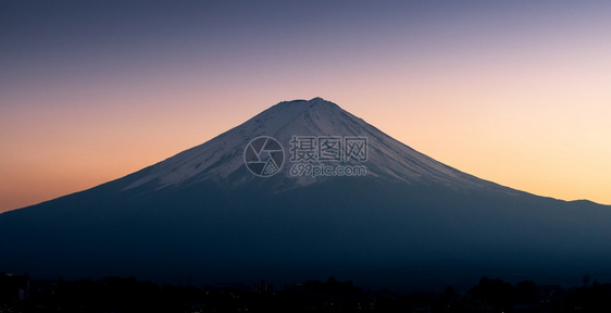 日落时的藤山和川口湖图片