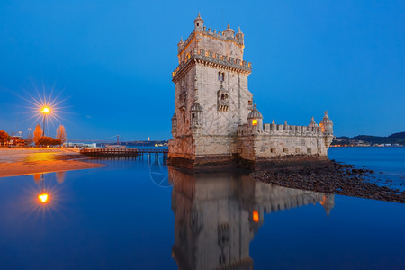 晚上在葡萄牙里斯本的Belem塔晚上在古斯河岸的Belem塔或圣文森特晚上蓝色时间在葡萄牙里斯本图片