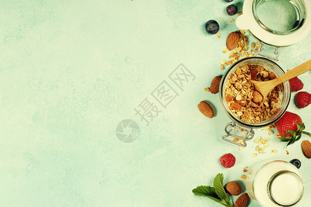 Granola带有颗粒杏奶和浆果的早餐健康饮食概念图片
