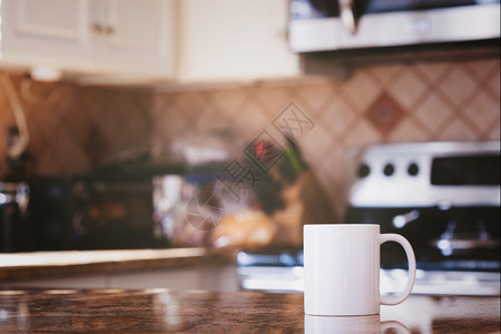 现代厨房室内和白色咖啡杯图片