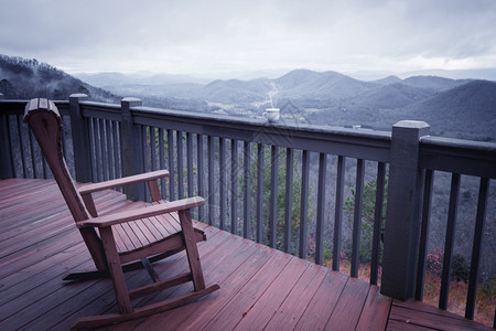 露天阳台上的棕色椅子背景图片