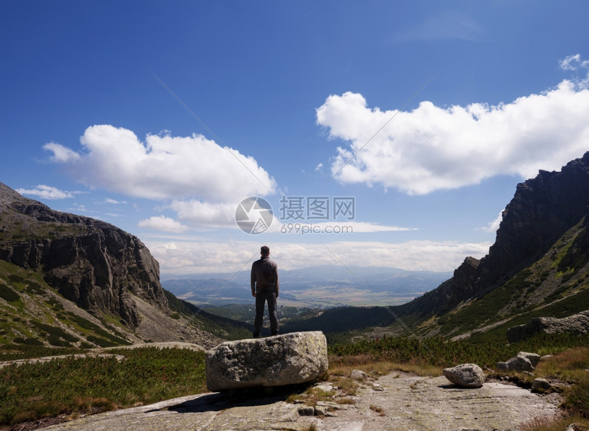 站在山顶的男人图片