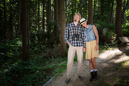 在夏季森林中一起散步的对旅行夫妇图片