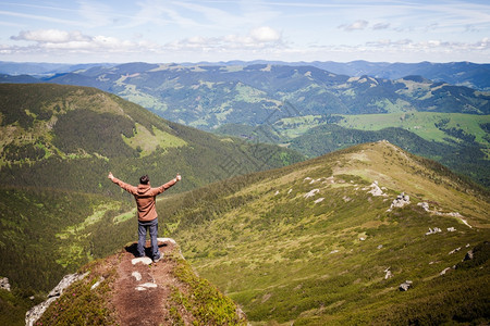 夏季山地风景男人站在岩石山上图片