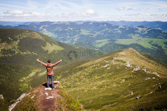 夏季山地风景男人站在岩石山上图片