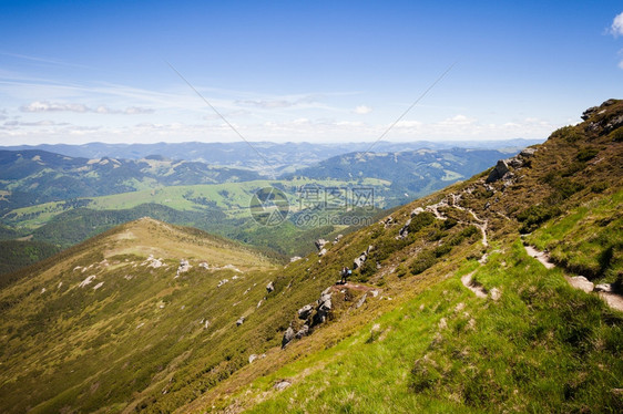 夏季山地风景男人站在岩石山上图片