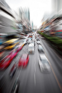在城市高速公路上行驶的快车图片