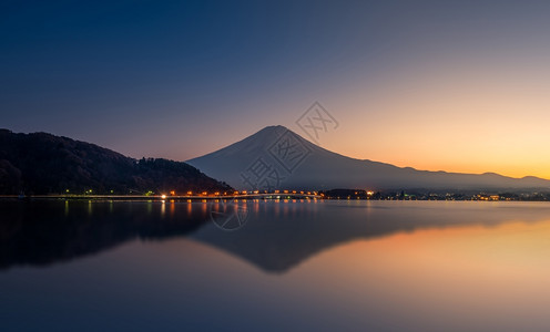 日落时的藤山和川口湖的反射图片