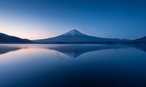 清晨富士山和平的湖面反射图片