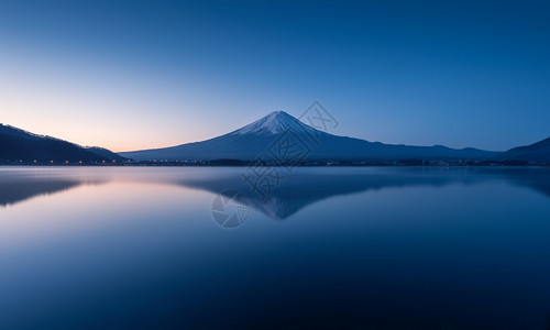 清晨富士山和平的湖面反射背景图片