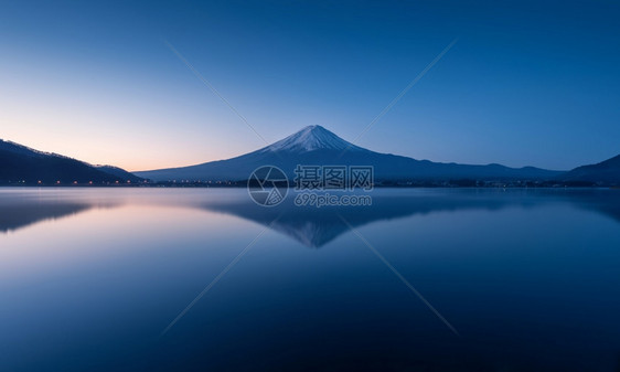 清晨富士山和平的湖面反射图片