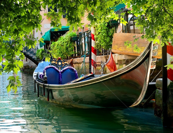 意大利威尼斯水街上美丽的Gondola图片