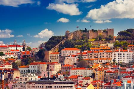 在葡萄牙阳光明媚的白天里斯本历史中心圣乔治或豪尔赫城堡和里斯本历史中心在阳光明媚的下午空中观察葡萄牙里斯本图片