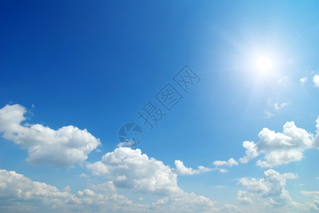 清蓝的天空中太阳照亮图片