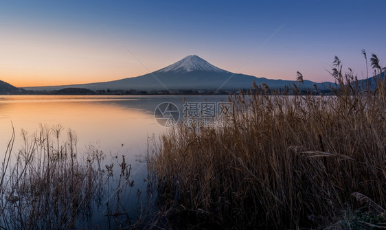 清晨富士山与宁静的湖图片