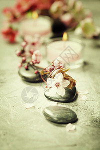 石头海盐蜡烛和生锈背景的鲜花图片