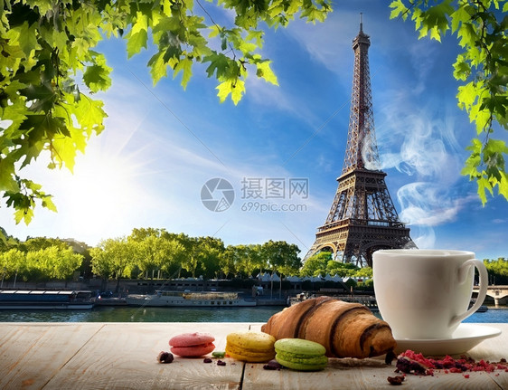 法国巴黎埃菲尔铁塔附近桌边的面包店早餐和咖啡图片