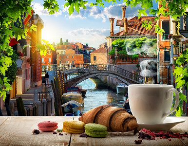意大利威尼斯带有咖啡和糖果的浪漫早餐图片