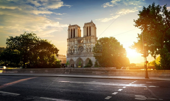 法国日落时离路不近的巴黎圣母院图片