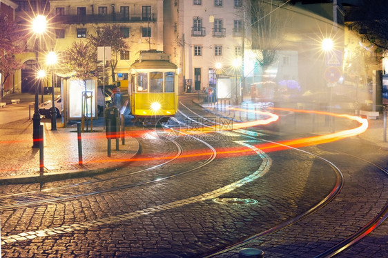 晚上在葡萄牙里斯本Alfama的Alfama黄色28电车晚上在葡萄牙Lisbon晚上在葡萄牙Lisbon老城最古的区Alfama图片