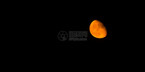 月亮在黑暗的夜中迎来橙色的怒吼图片