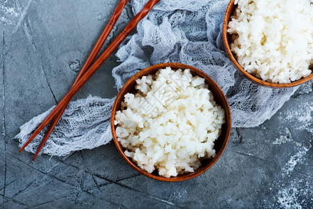 碗里煮饭桌子上图片