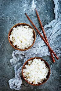 碗里煮饭桌子上图片