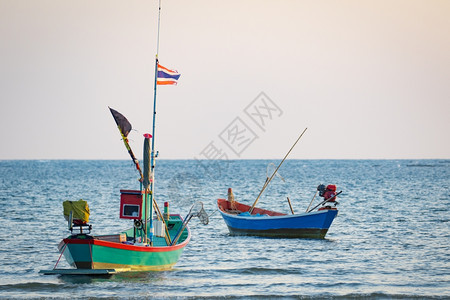 小型渔船在海上捕鱼的图像图片
