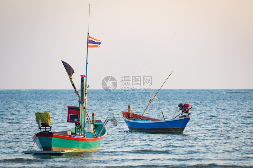 小型渔船在海上捕鱼的图像图片