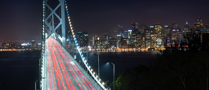 汽车灯光在海湾大桥如此长时间的照射下创造了连线图片
