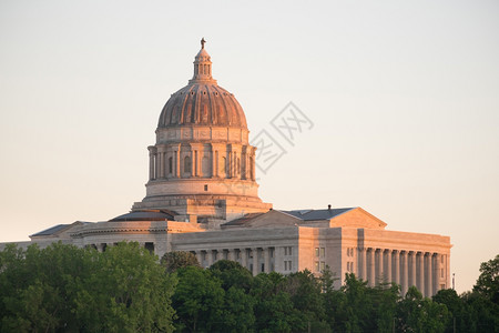 在密苏里州杰斐逊市中心首都大楼的日落时灯光照亮高清图片