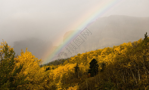 暴风从冰川公园东口暴风吹过形成彩虹图片