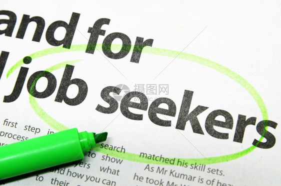 在报纸上用绿色标记环绕寻找工作的人图片
