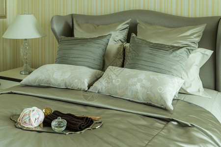 豪华卧室床上的一块编织盘图片