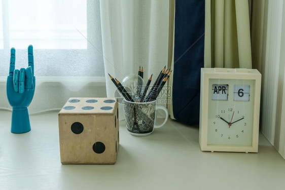 装饰桌房间里有铅笔和钟表图片