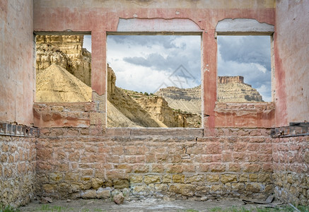 犹他州东部的书悬崖从一座被毁坏的鬼城大楼窗户上看到图片