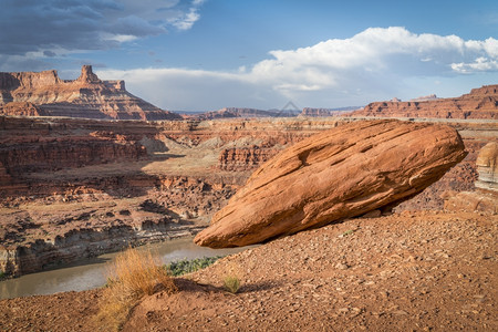 犹他州莫阿布下山鸡角科罗拉多河峡谷和沙石形成图片