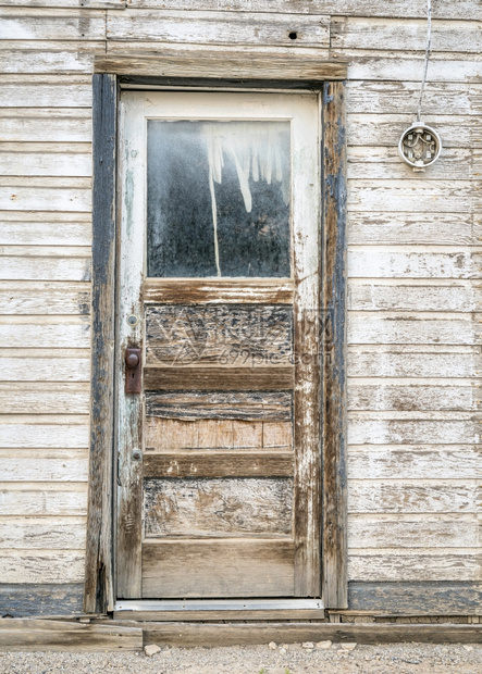 通往犹他一个鬼城废弃房屋的门图片