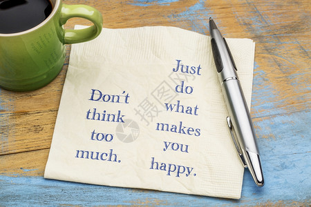 别想太多只要做你高兴的事就行了手写在餐巾纸和咖啡上图片