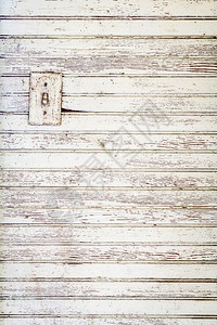 带电开关的白漆木壁背景图片