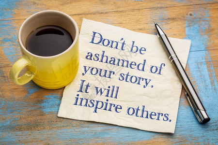 不要为您的故事感到羞愧它会鼓舞其他人用咖啡杯在餐巾纸上写字图片