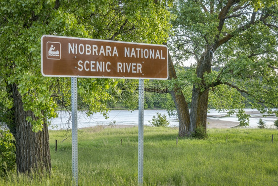 NiobraraNationScebraraScenicRiver路牌底有河流内布拉斯加沙丘图片