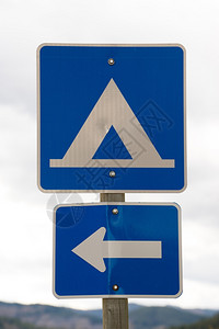 路边的蓝色标志显示前面有露地背景图片